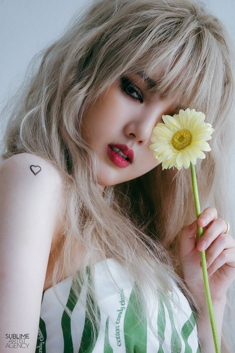 210818 SAA Naver Post - Yerin's First Look Magazine Behind documents 6