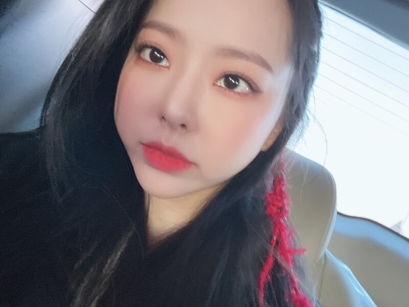 220407 LOONA Twitter update - Vivi documents 4