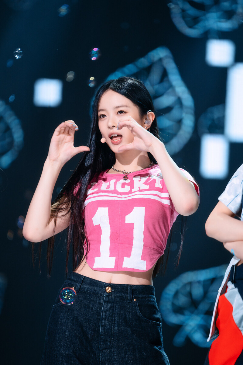 220807 NewJeans Hanni 'Attention' at Inkigayo documents 14