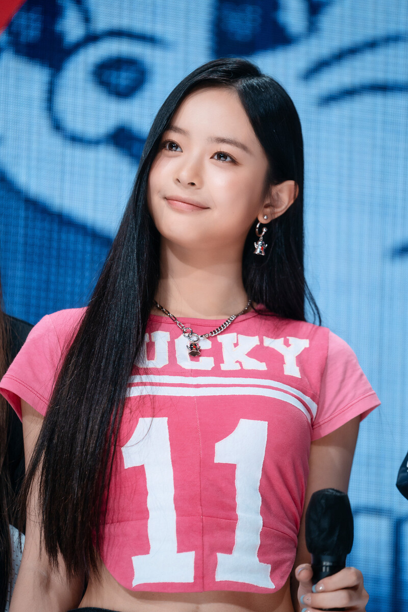 220807 NewJeans Hanni 'Attention' at Inkigayo documents 15