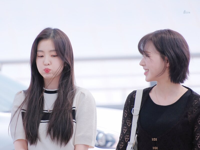 230519 RED VELVET Irene and Wendy at Incheon International Airport documents 11