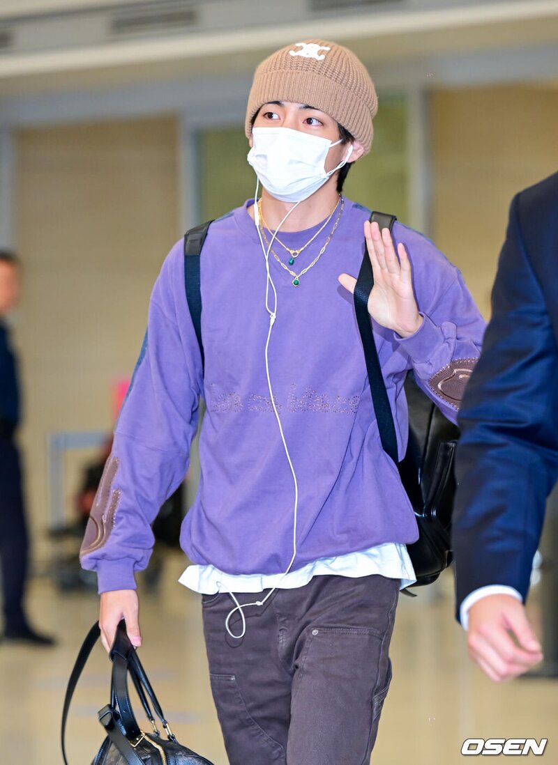 231026 BTS V at Incheon International Airport documents 9