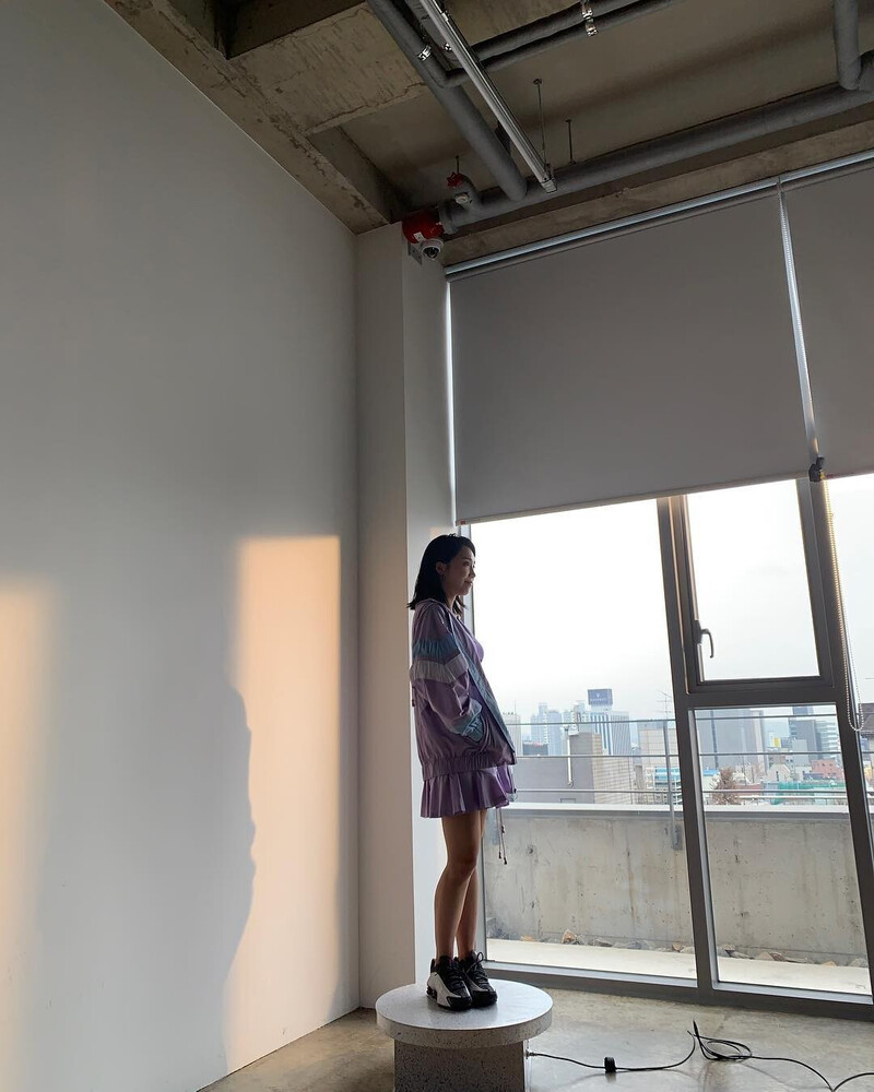 190312 Apink EUNJI instagram update - ELLE Magazine shoot behind documents 6