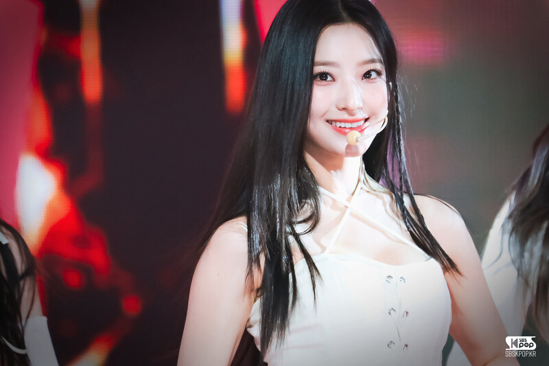 230611 fromis_9 Saerom - ‘#menow’ at Inkigayo documents 2