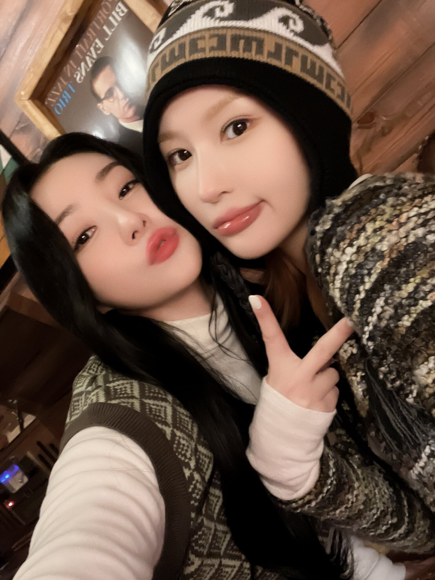 230130 Dreamcatcher Twitter Update - Sua & Siyeon | kpopping