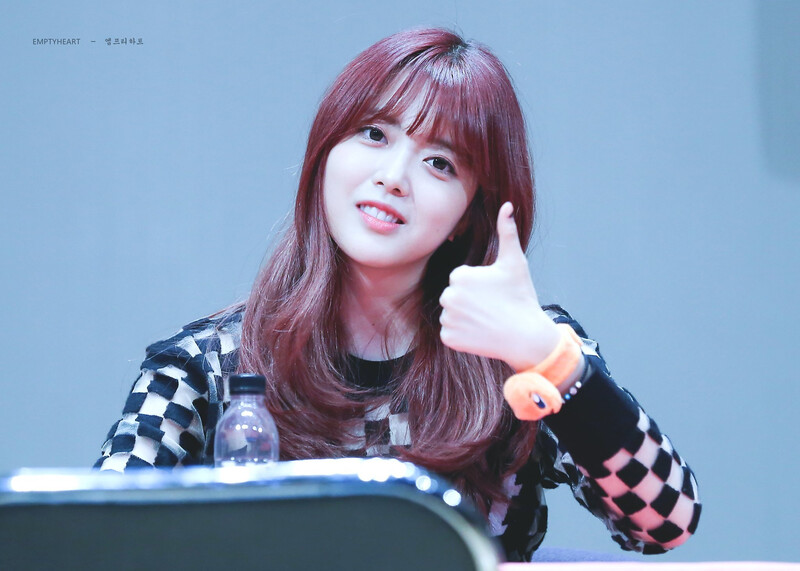 170916 Weki Meki Suyeon at 'WEME' Ilsan fansign documents 7