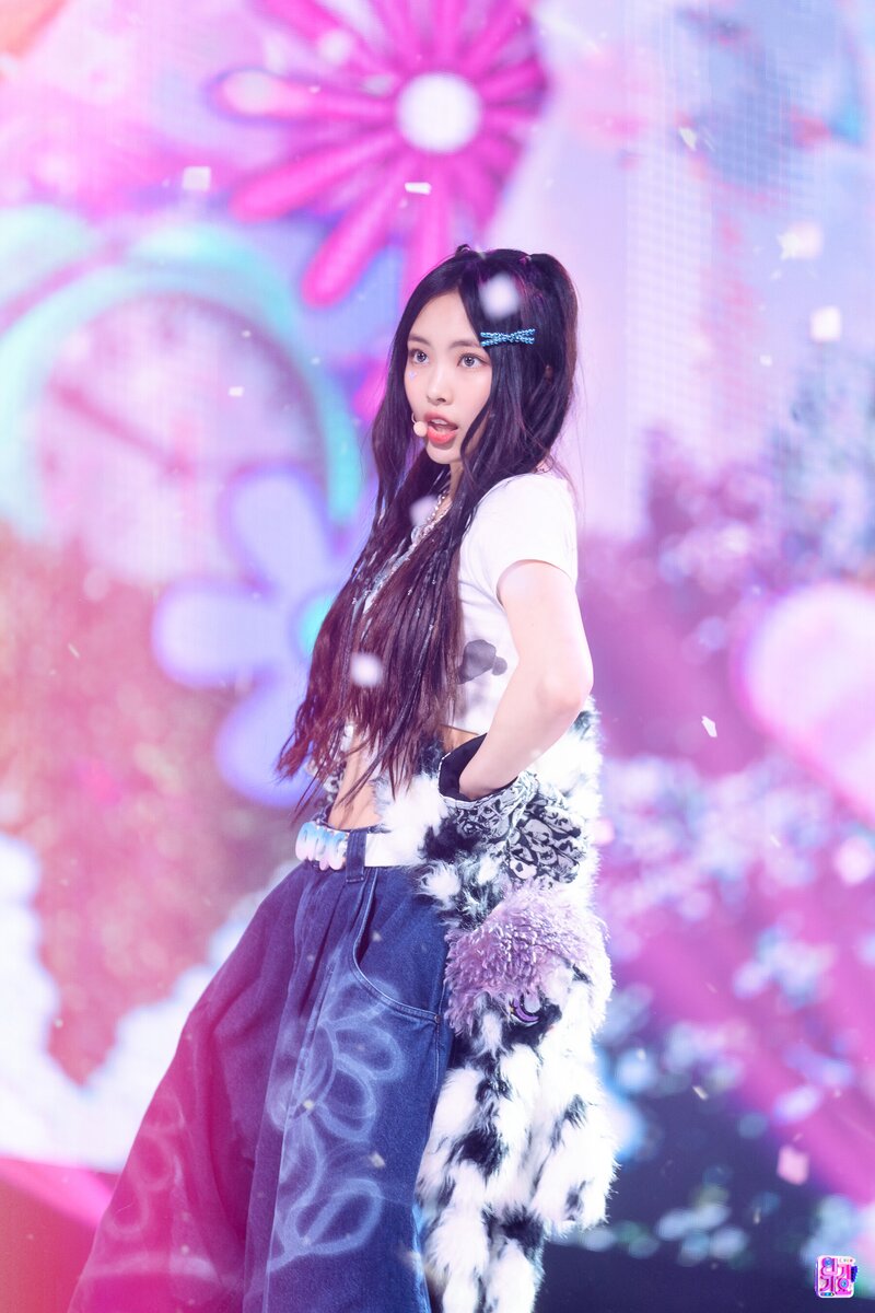 230129 NewJeans Hyein 'OMG' at Inkigayo documents 10