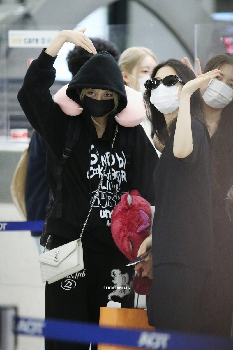 230609 BABYMONSTER at Thailand Airport documents 2