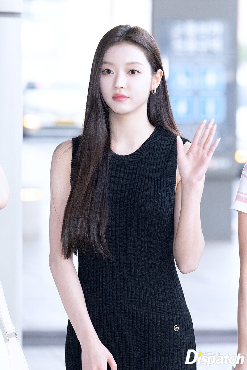 230818 Oh My Girl YooA at Gimpo International Airport documents 3