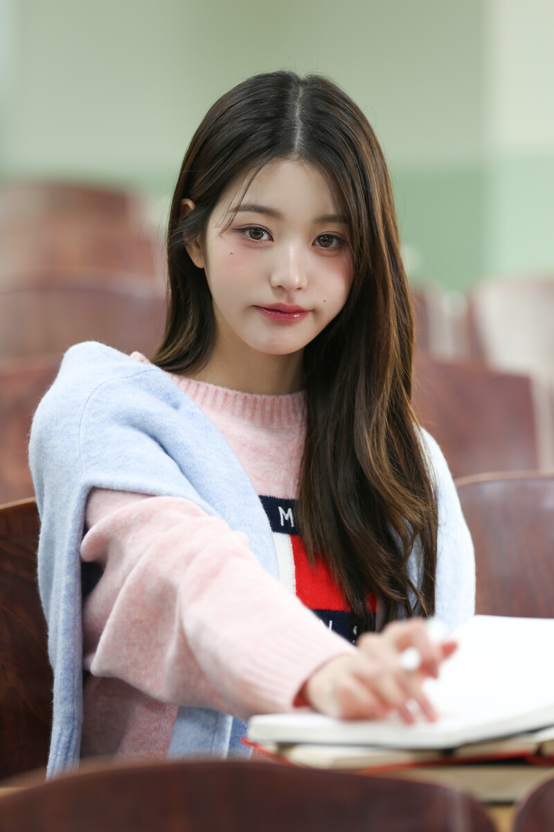 241009 Starship Entertainment Naver Post with IVE Wonyoung - Tommy Jeans Photoshoot Behind documents 5