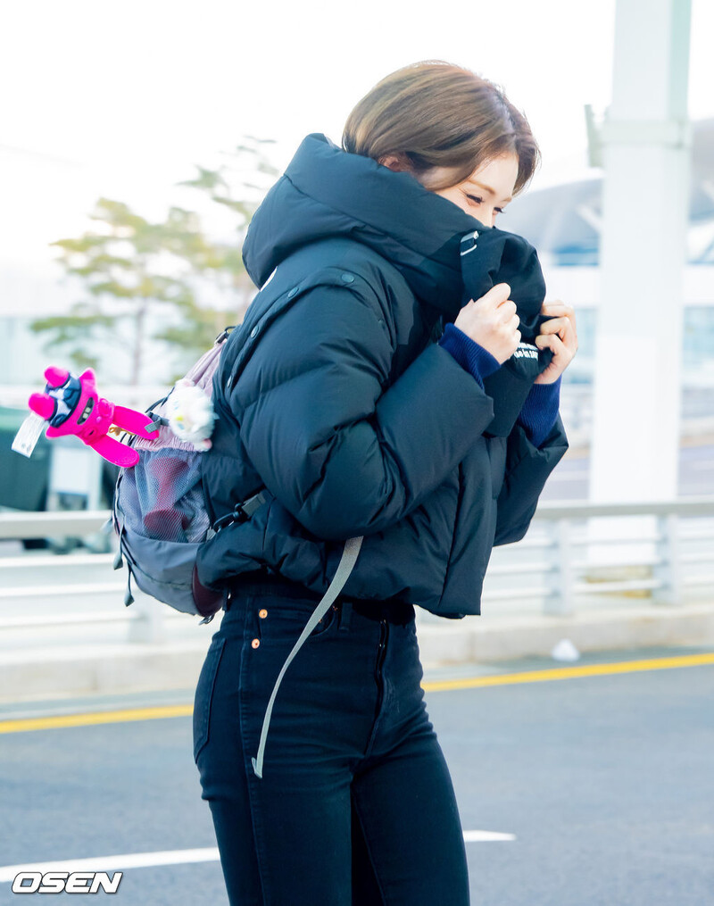 250102 Jeon Somi at Incheon Airport documents 14