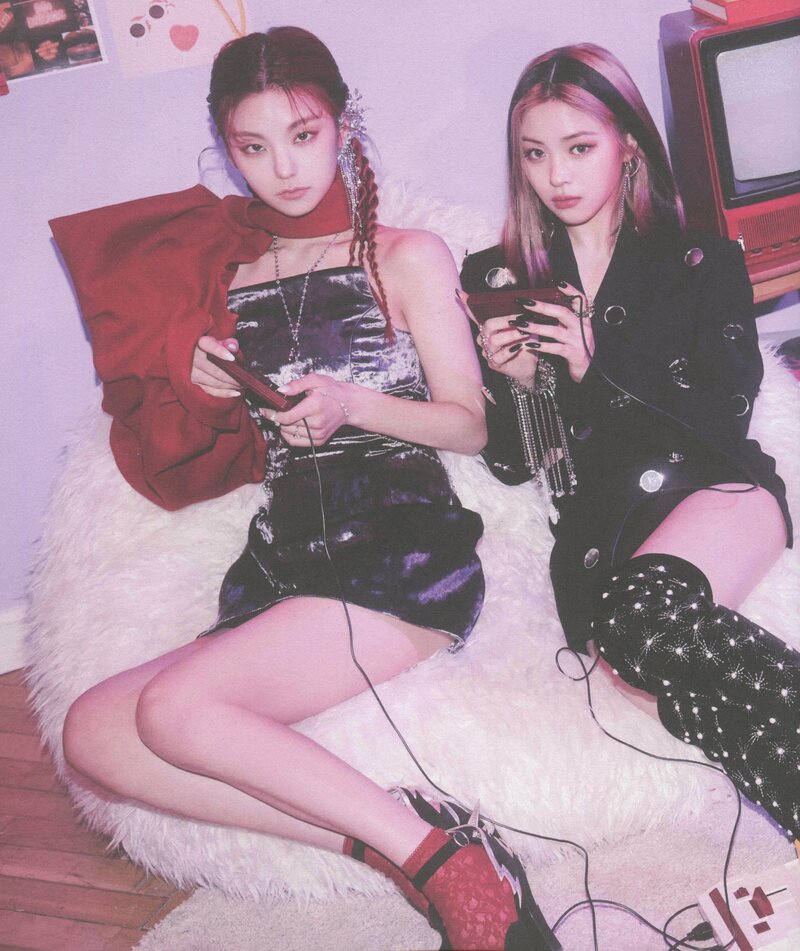 ITZY 'GUESS WHO' Album [SCANS] documents 4
