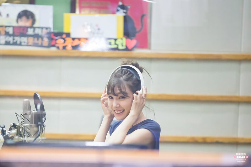 160517 Girls' Generation Tiffany at KBS Kiss The Radio documents 4