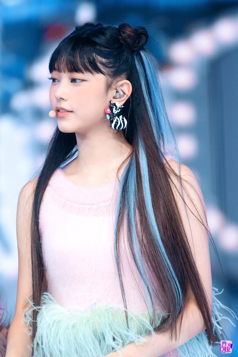 220821 NewJeans Haerin - 'Attention' at Inkigayo documents 16