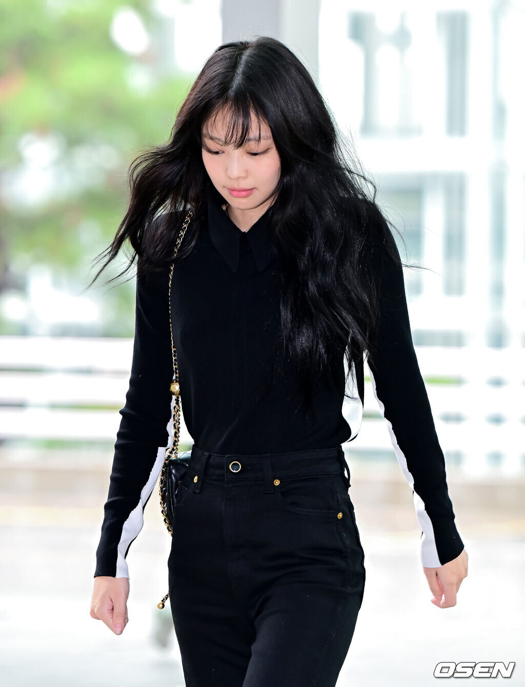 X 上的ᴱᴬᴿᵀᴴ ᴶᴱᴺᴺᴵᴱ：「Chanel released official photos of Jennie appearance in  ICN airport go to Paris Jennie showed off her fashionista side. The white  long trench coat worn by Jenni