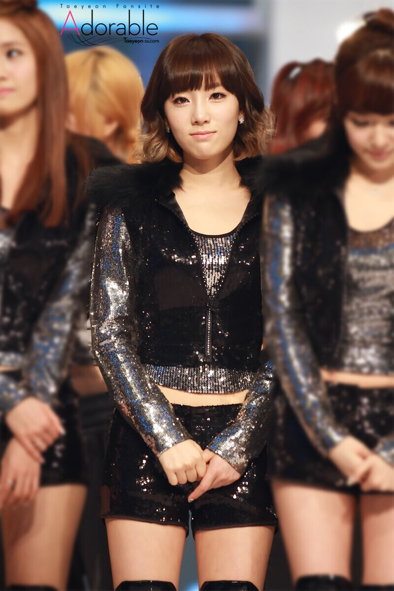 101230 Girls' Generation Taeyeon at SBS Gayo Daejeon documents 2