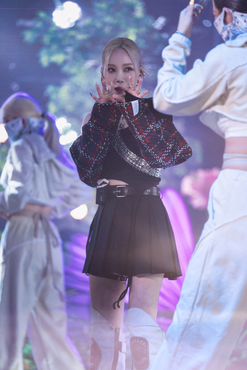 220220 Taeyeon - 'INVU' at Inkigayo documents 11