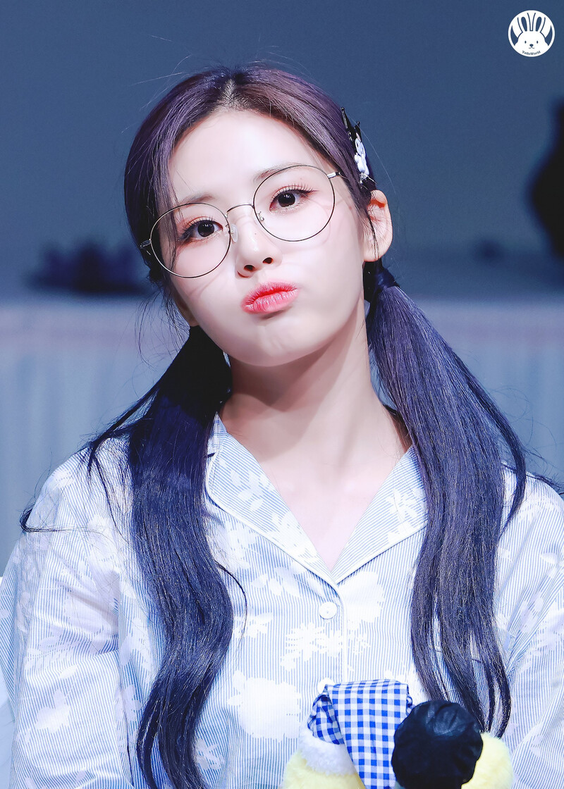 220703 fromis_9 Jiwon documents 11