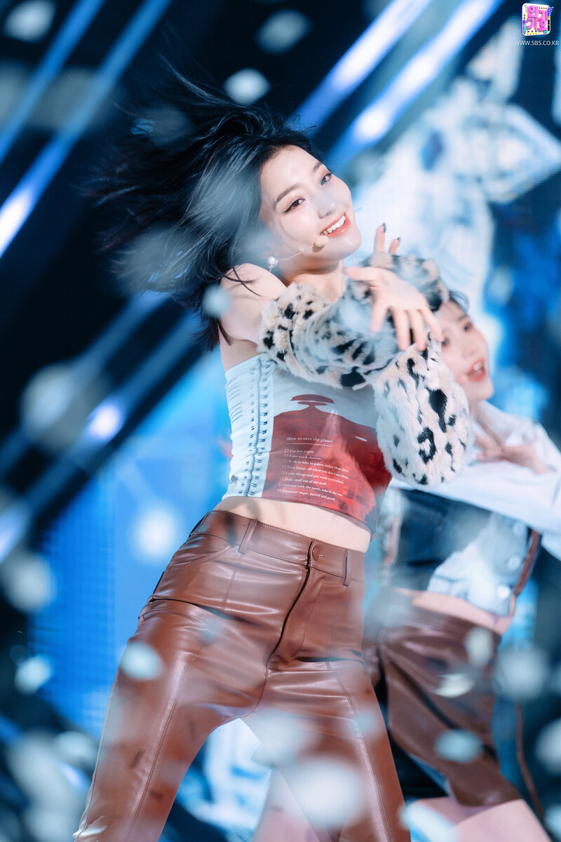 220130 fromis_9 Saerom - 'DM' at Inkigayo documents 12