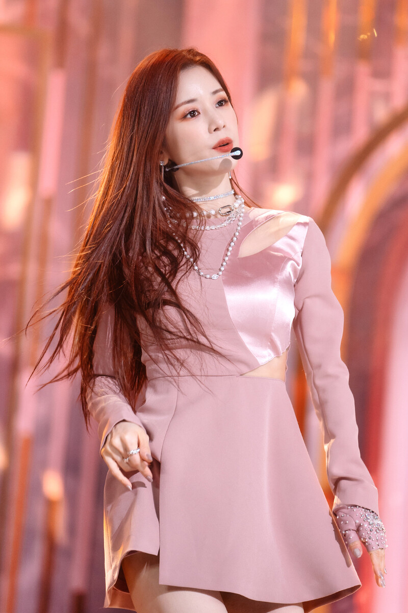 220220 Apink Chorong - 'Dilemma' at Inkigayo documents 26