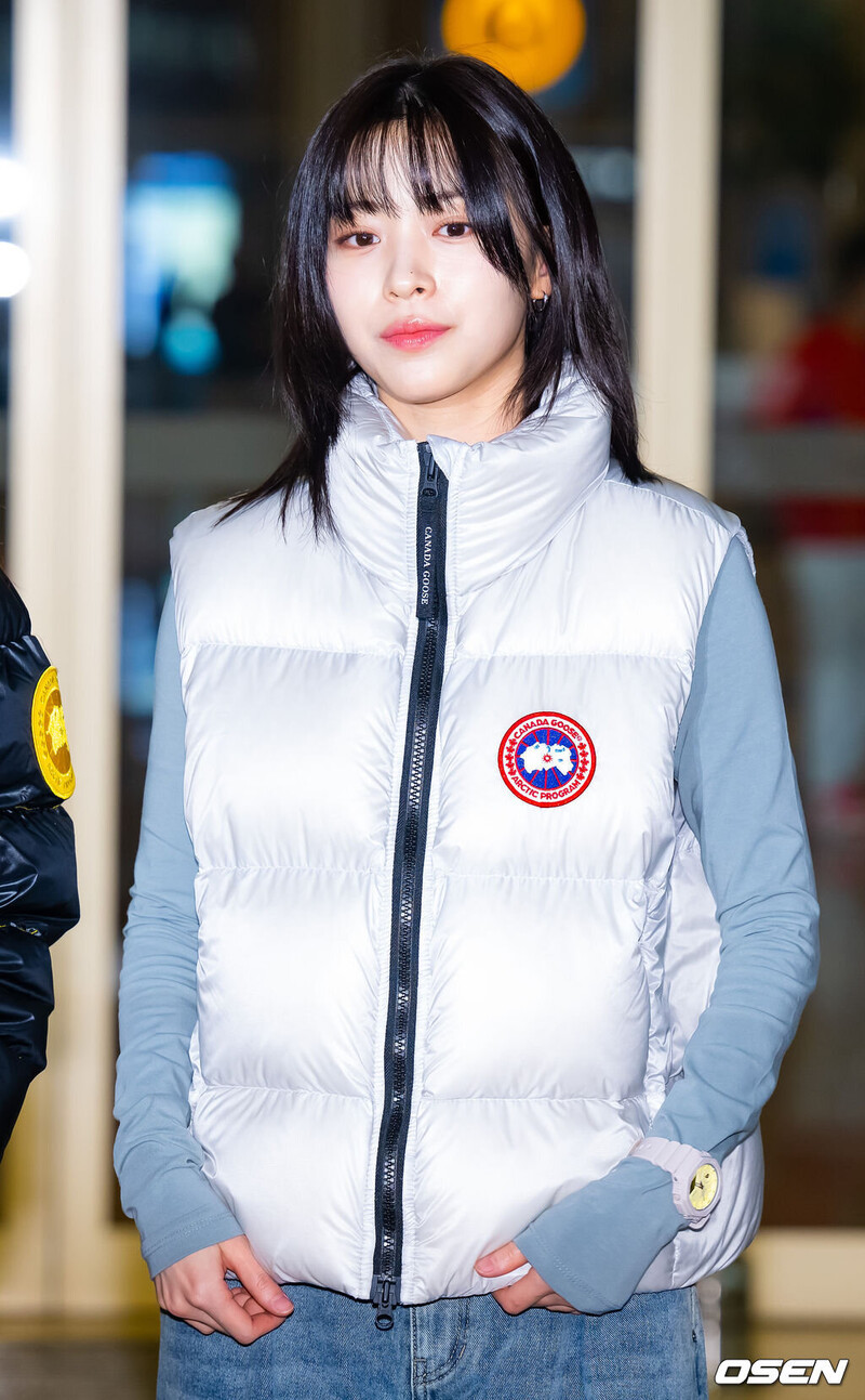 231103 ITZY Ryujin at Incheon International Airport documents 5