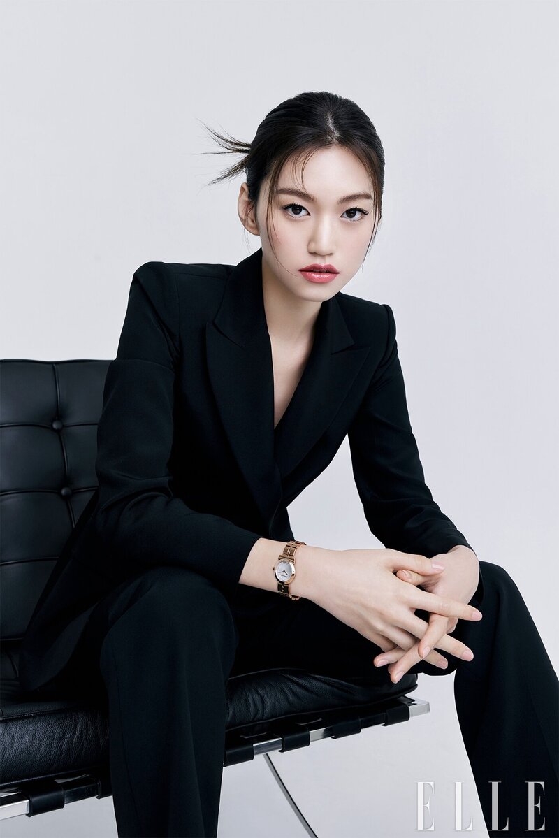 Weki Meki Doyeon for ELLE Korea x FERRAGAMO Watches September Issue 2022 documents 9