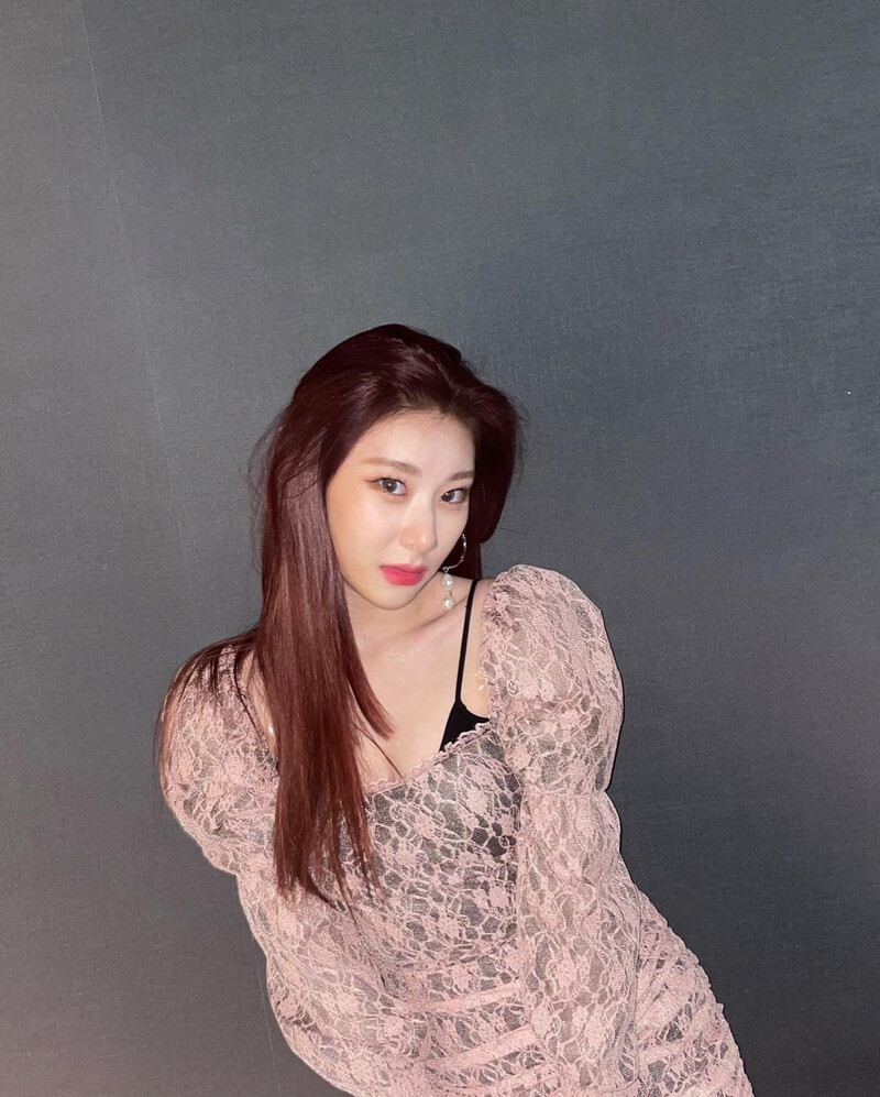 211002 ITZY Instagram Update - Chaeryeong documents 4