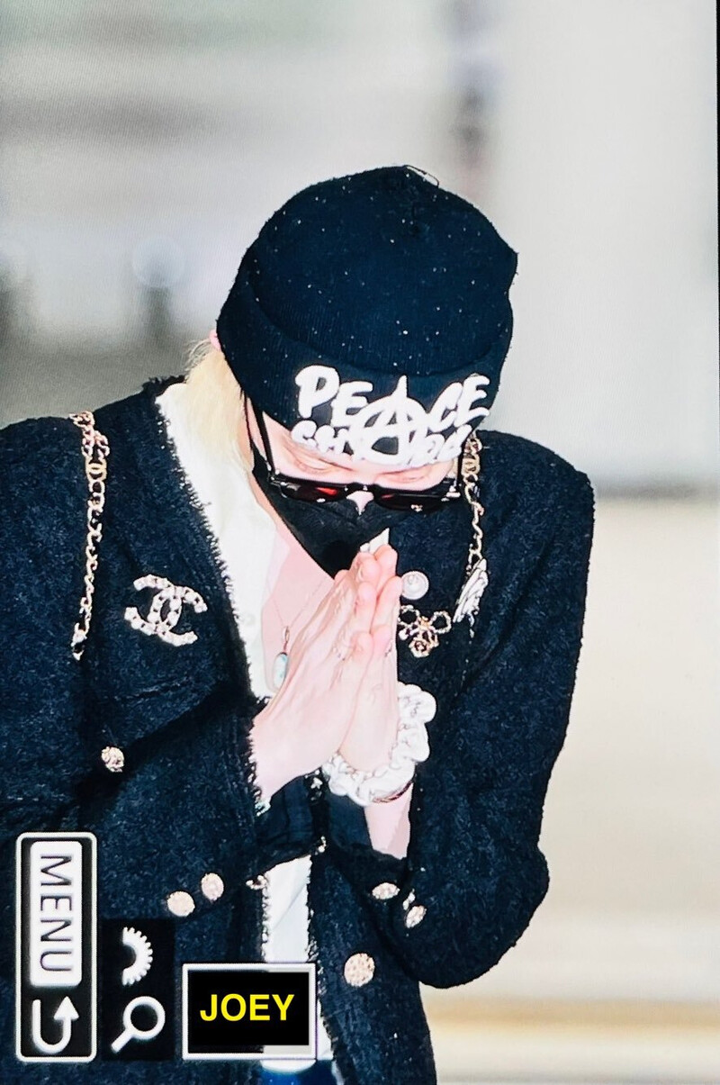 220503 G-DRAGON at Incheon International Airport documents 5