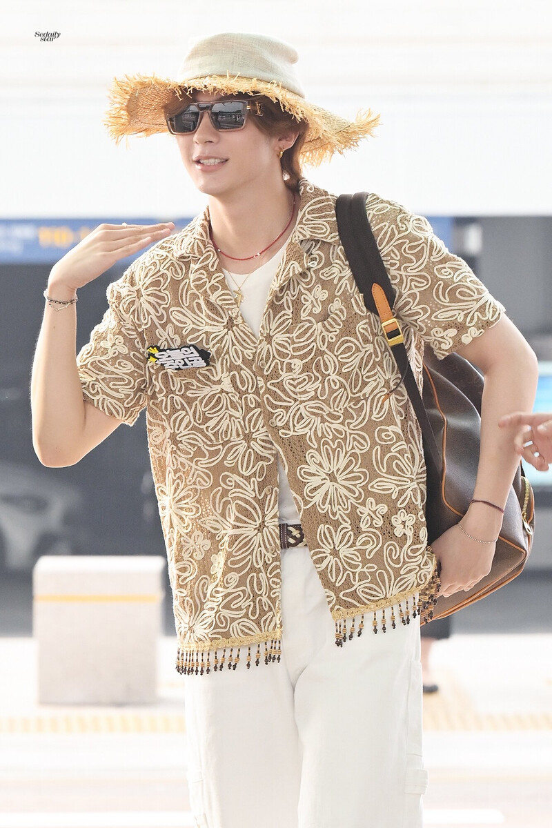 240713 RIIZE Anton at Incheon International Airport documents 7