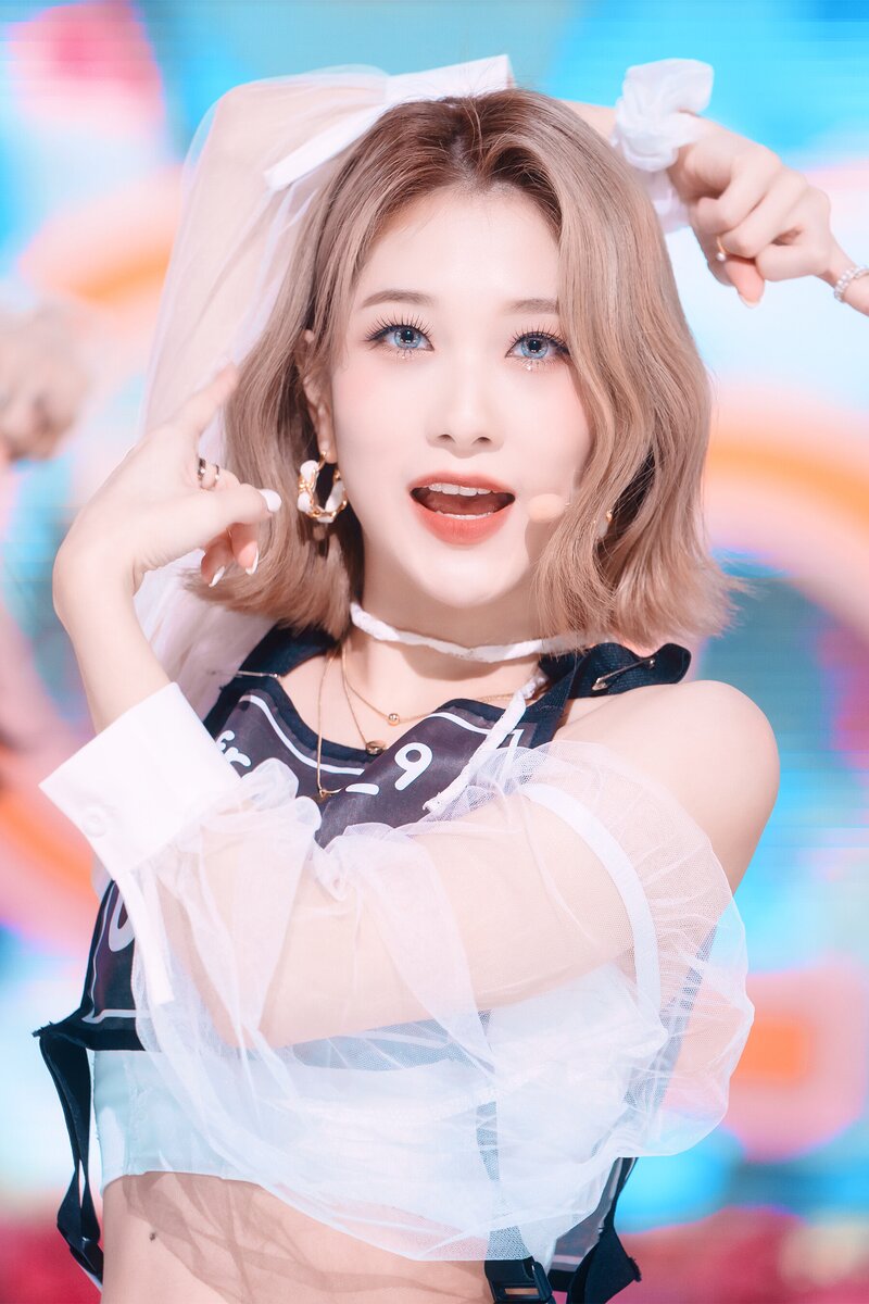 220123 fromis_9 Seoyeon - 'DM' at Inkigayo documents 2