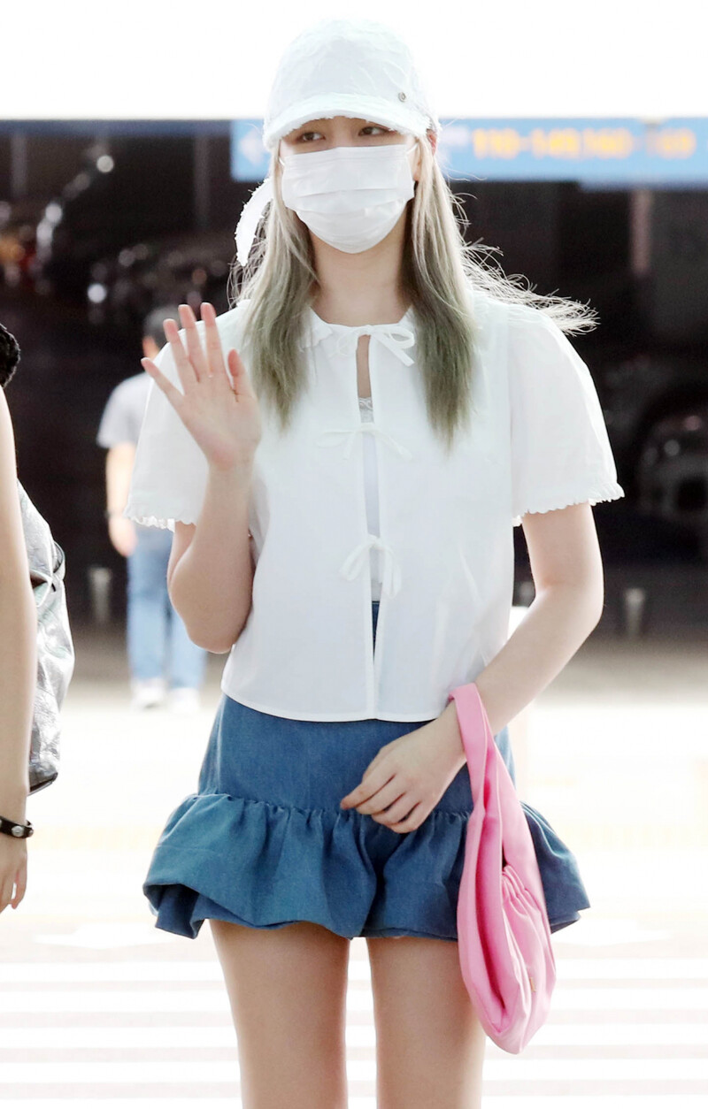 240801 IVE Liz at Incheon International Airport documents 1