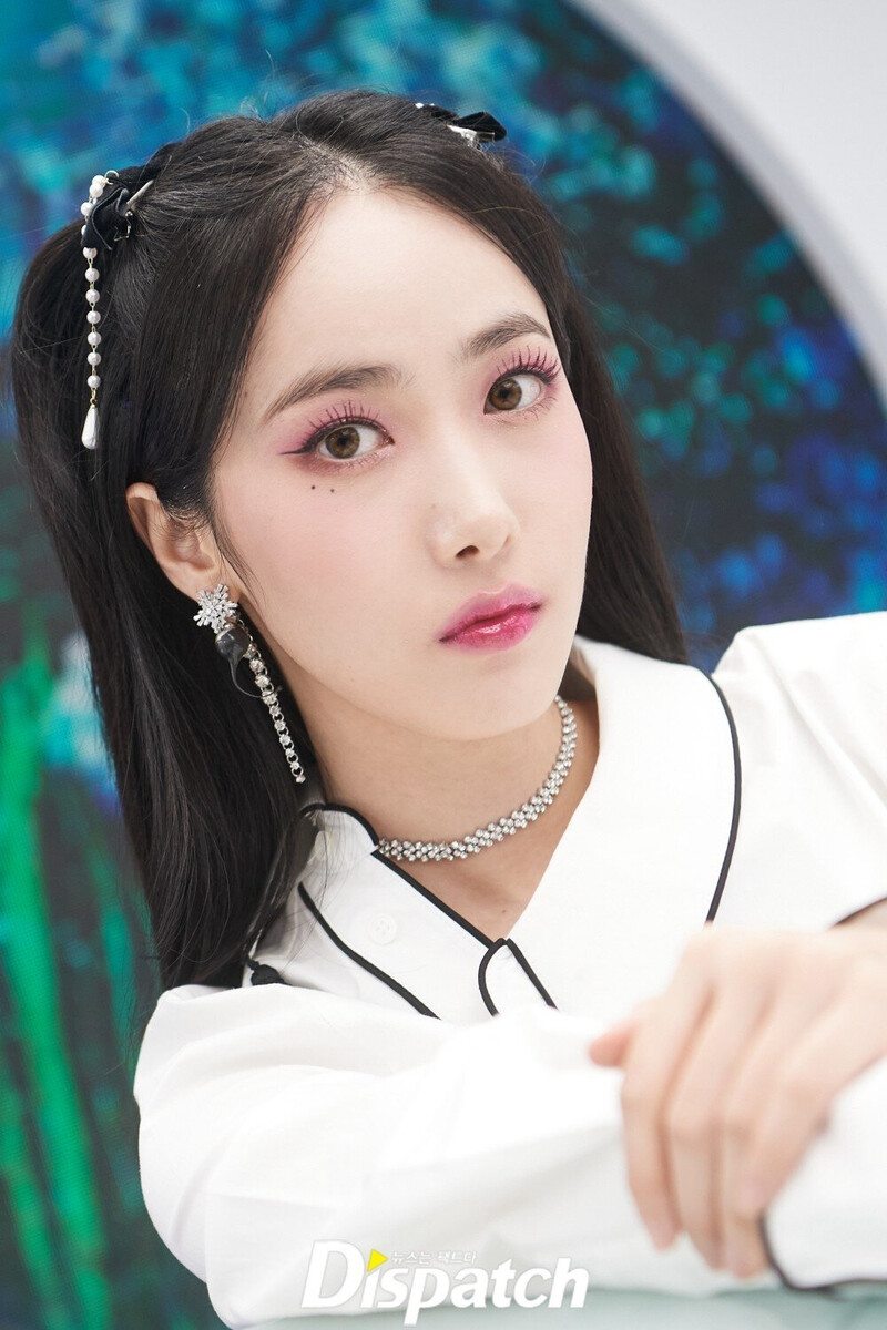 220209 VIVIZ SinB - 'BOP BOP!'  Comeback Photoshoot by Dispatch documents 3