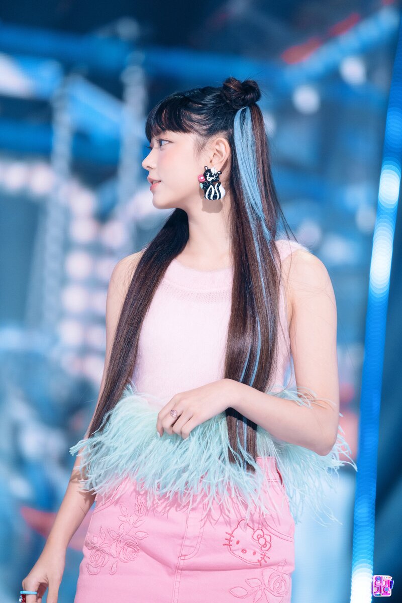 220821 NewJeans Haerin - 'Attention' at Inkigayo documents 18