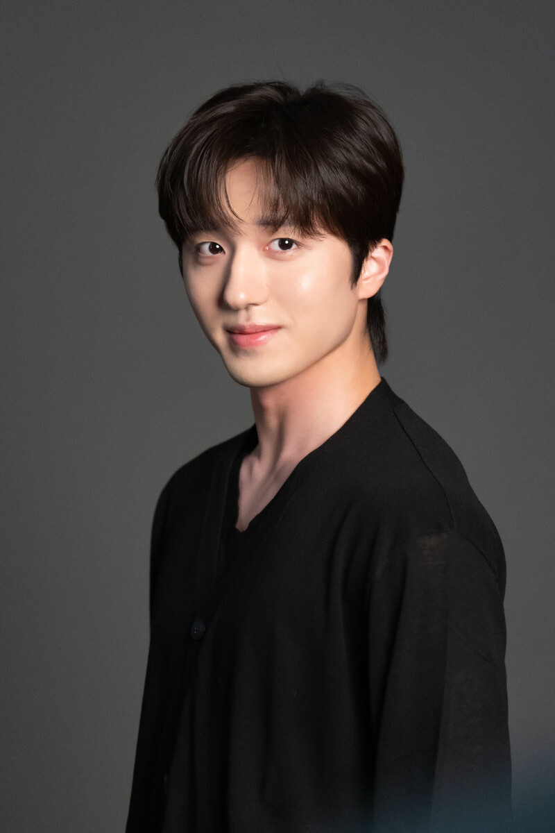 240613 - Naver Article - Actor SF9 Chani and Hwiyoung  behind photos documents 3