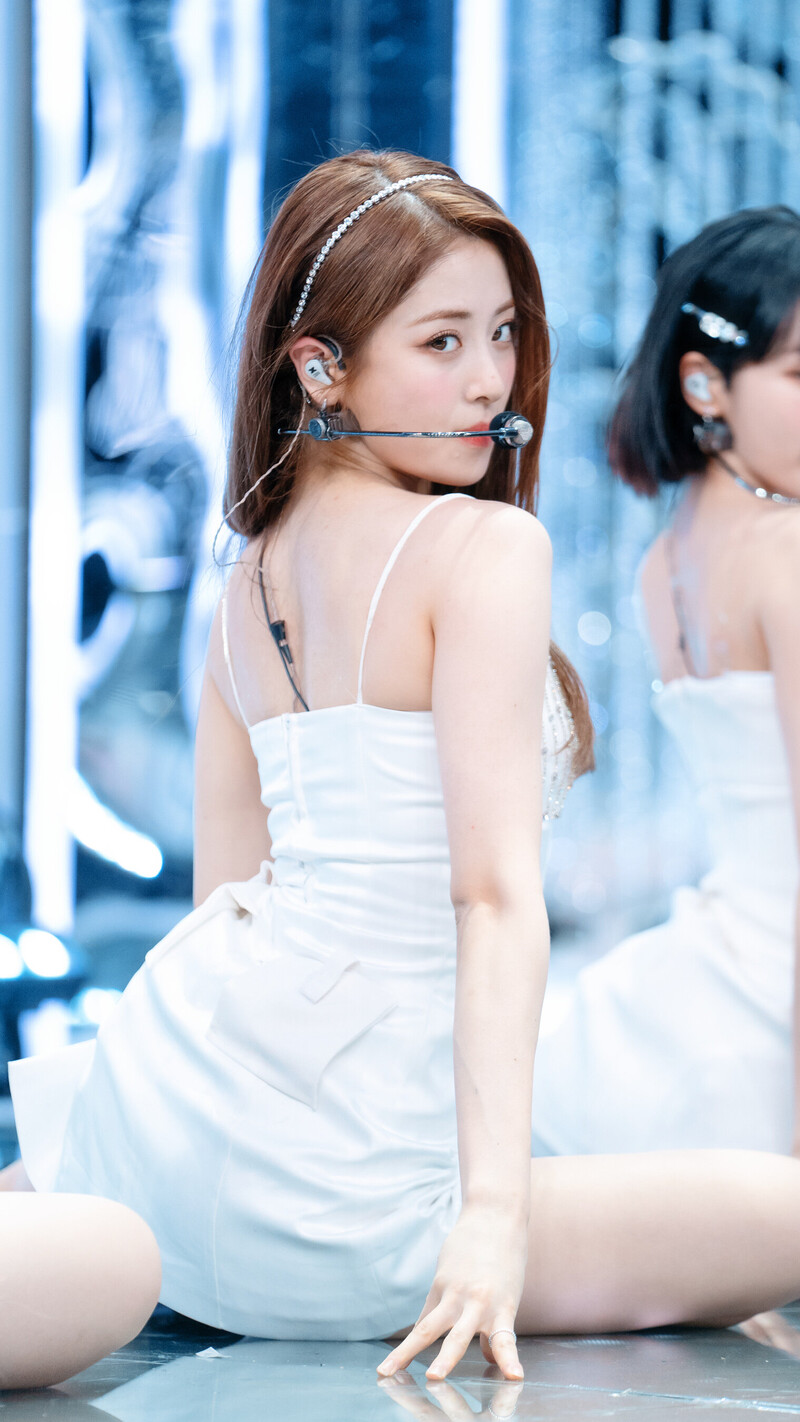 220508 LE SSERAFIM Huh Yunjin - 'FEARLESS' at Inkigayo documents 26