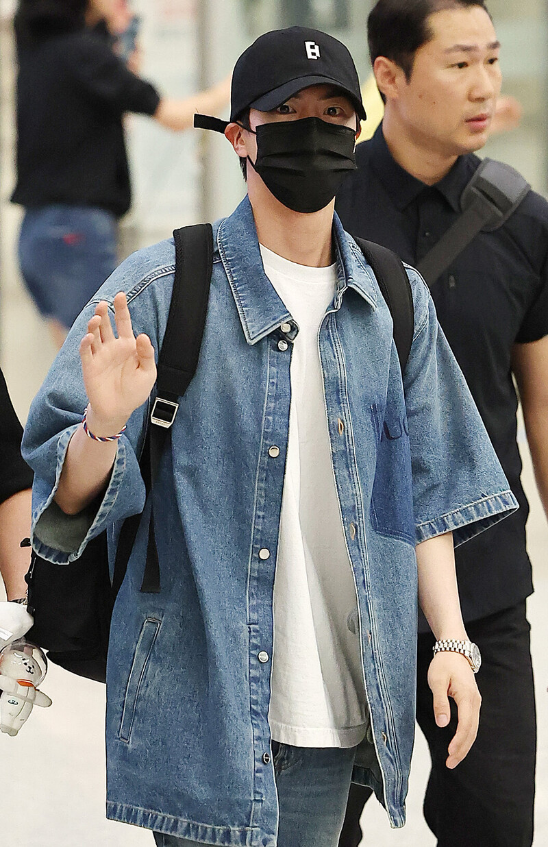 240716 BTS JIn at Incheon International Airport documents 7