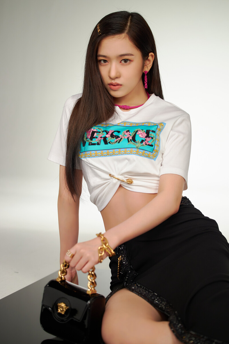 220417 Starship Naver - IVE Yujin x VERSACE 2022 SS Behind documents 4