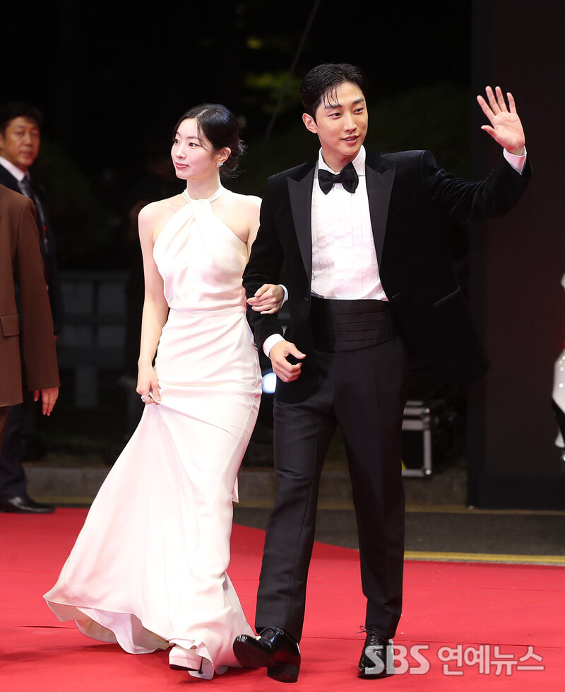 241002 TWICE Dahyun and Jinyoung - 29th Busan International Film Festival documents 3