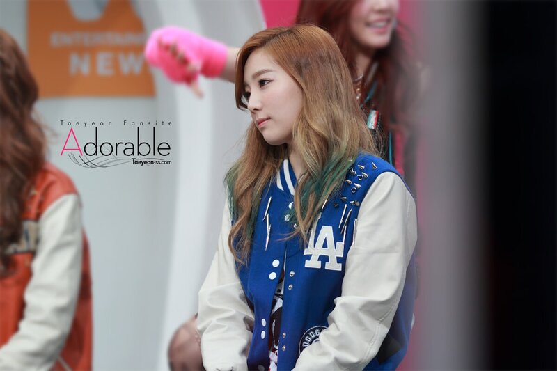 130103 Girls' Generation Taeyeon & YoonA at Mnet Wide documents 12