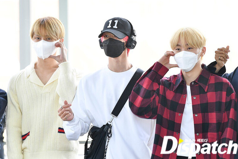 220502 SEVENTEEN at SEVENTEEN at Incheon International Airport heading to Japan documents 2