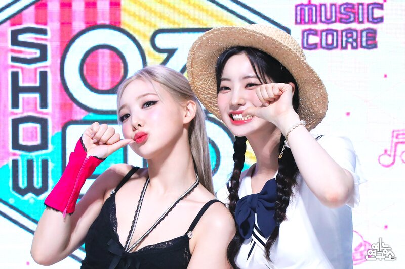 220626 TWICE Nayeon & Dahyun at Music Core documents 1