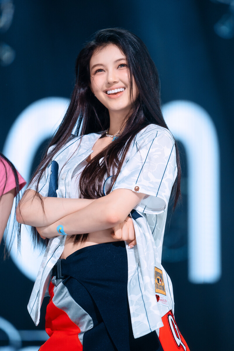 220807 NewJeans Danielle 'Attention' at Inkigayo documents 18