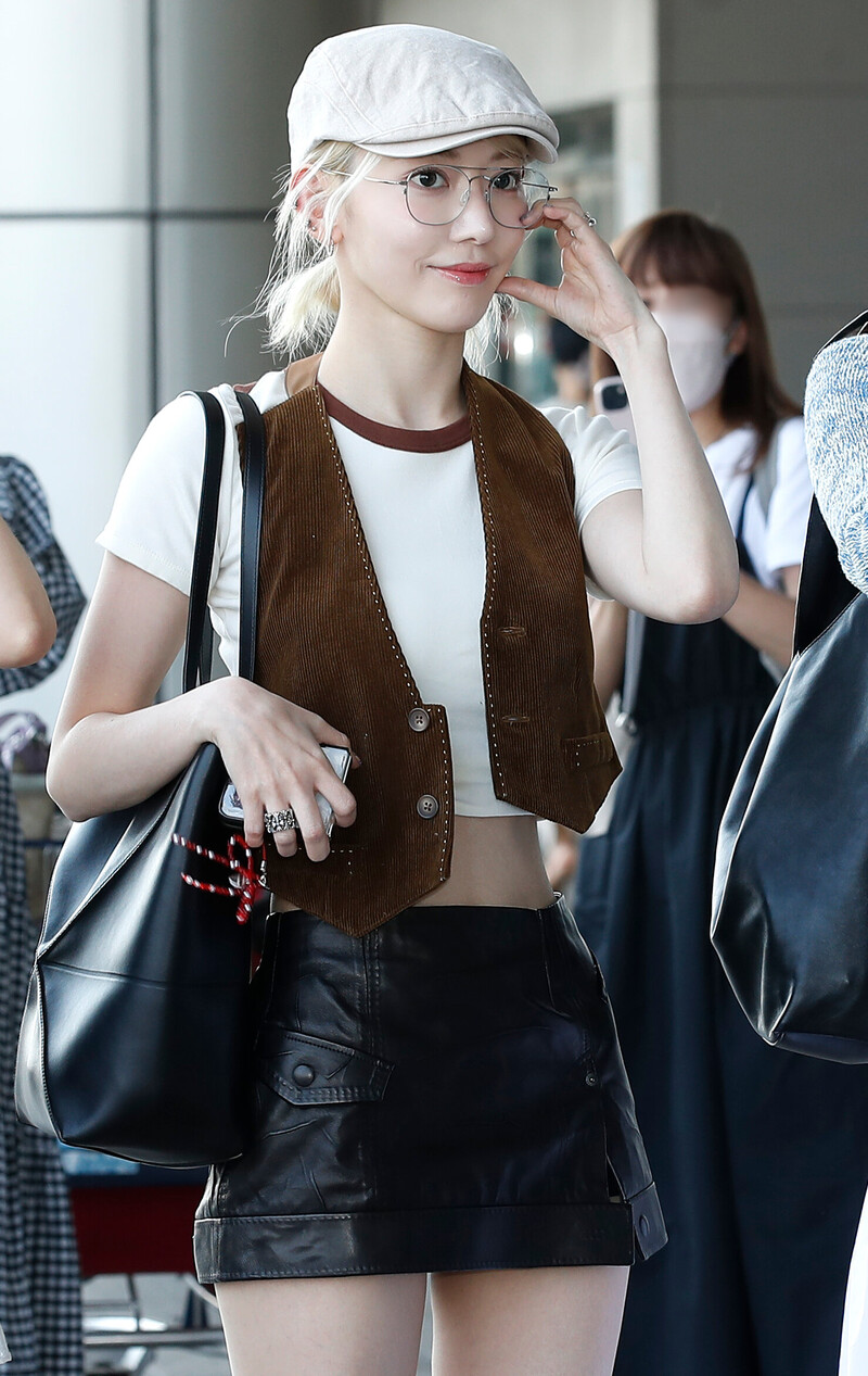 240628 LE SSERAFIM Sakura at Gimpo International Airport documents 4