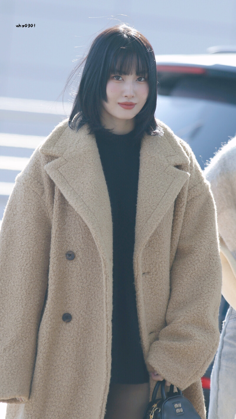 231222 TWICE Momo at Incheon International Airport documents 2