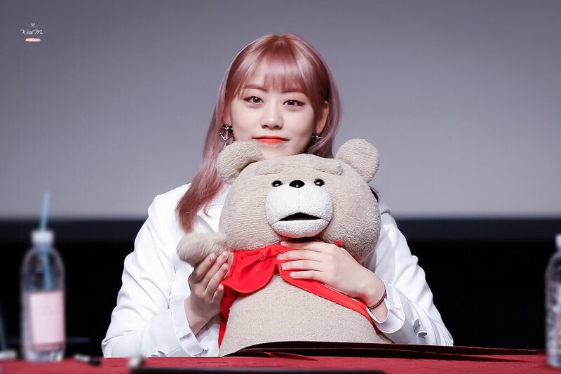 180317 Weki Meki Lua at 'Lucky' Apgujeong Fansign documents 1