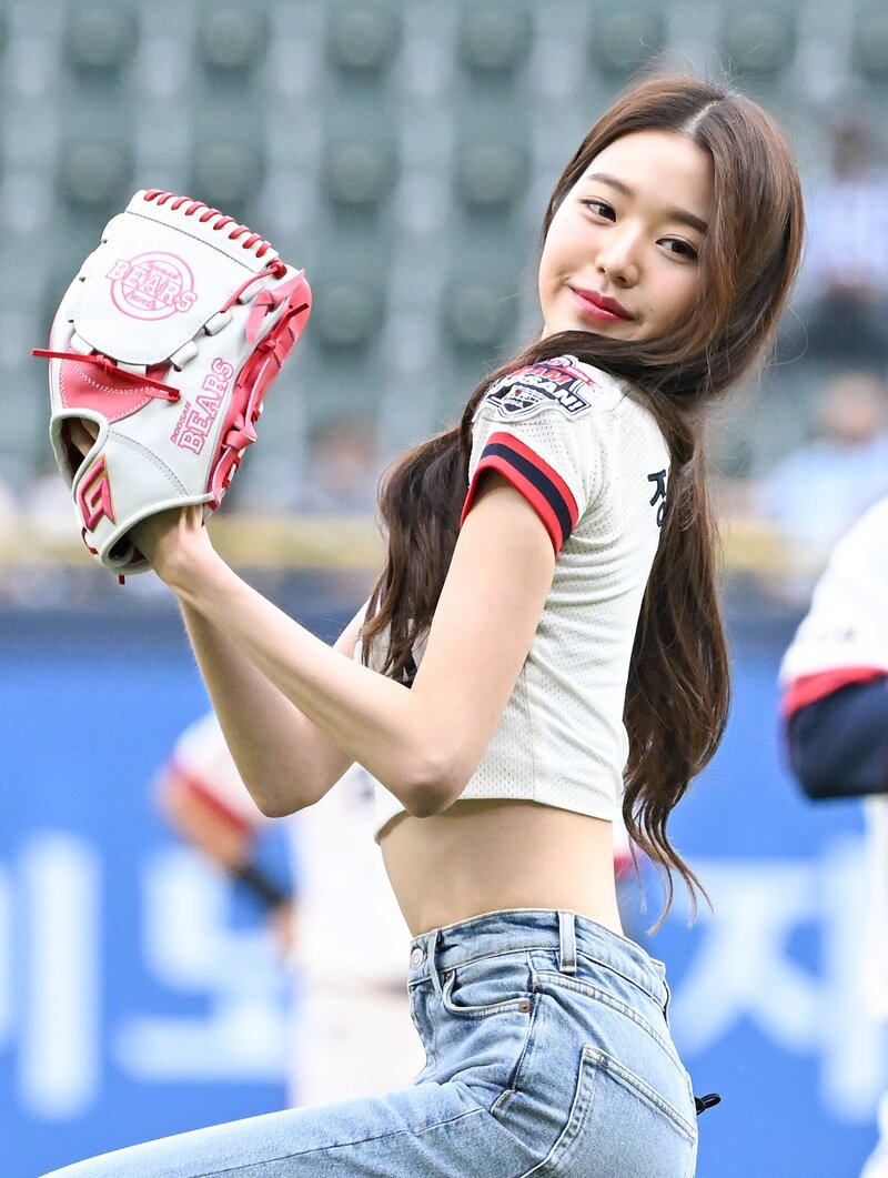 220619 IVE Wonyoung - Doosan Bears First Pitch documents 6