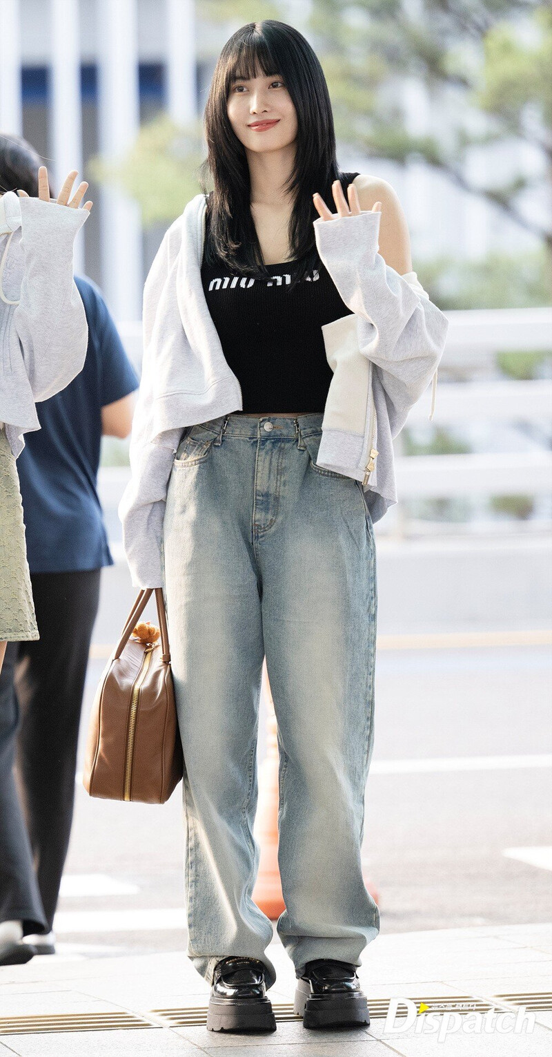 230608 TWICE Momo at Incheon International Airport documents 2