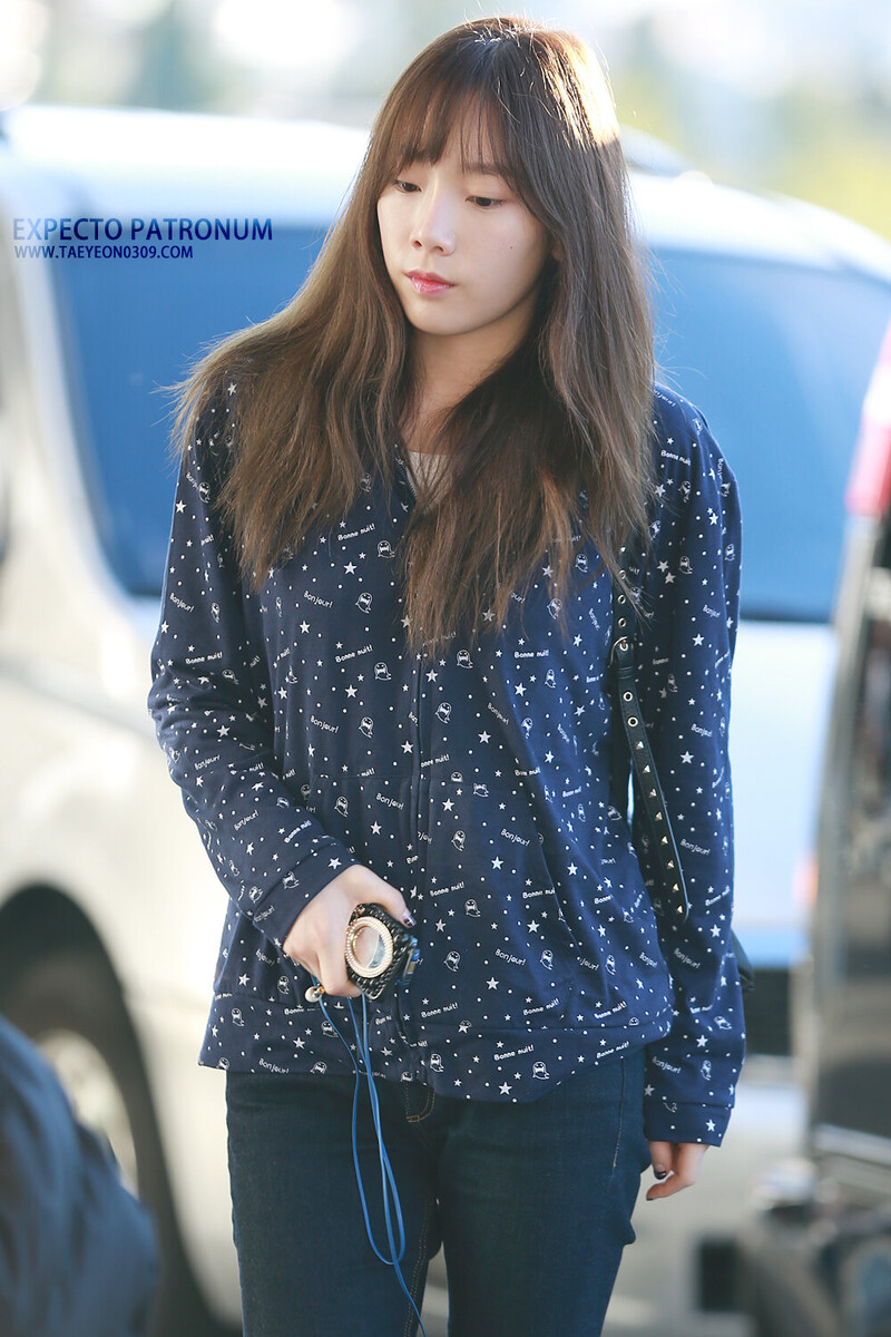 131006 Girls' Generation Taeyeon at Gimpo Airport documents 3