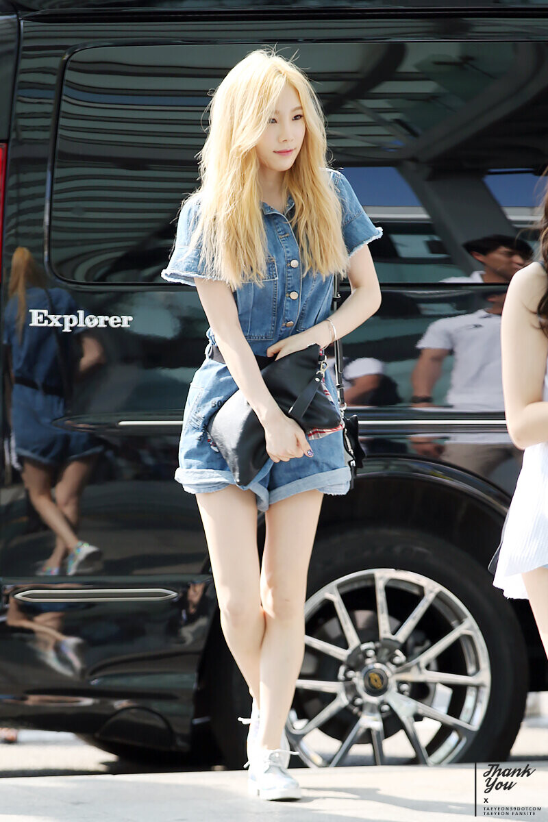 150610 Girls' Generation Taeyeon at Incheon Airport documents 28