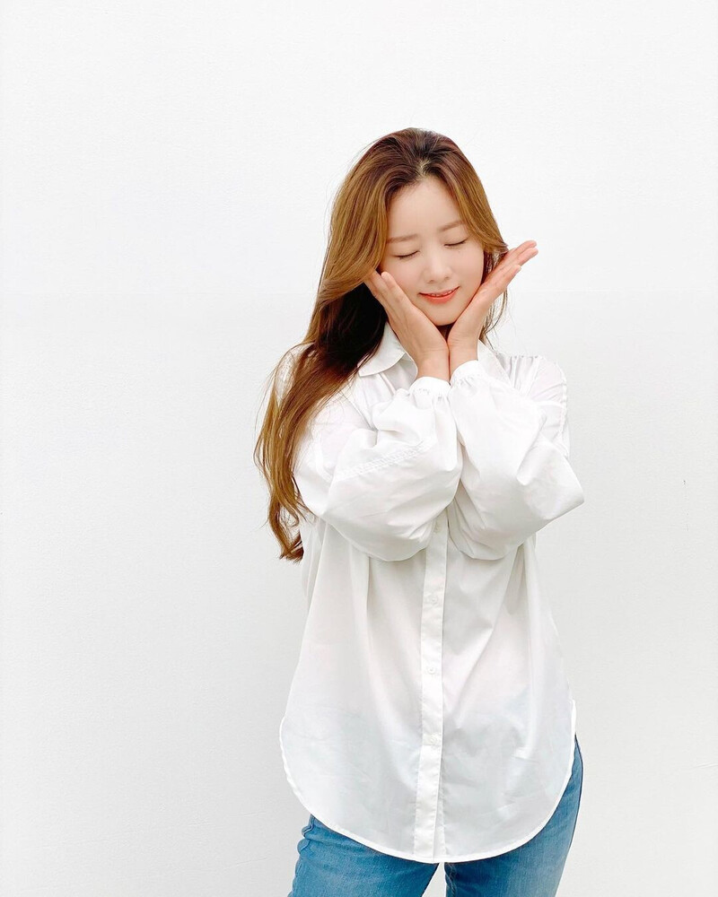 210826, 210830, 210901, 210902 Apink BOMI Profile shoot behind documents 6